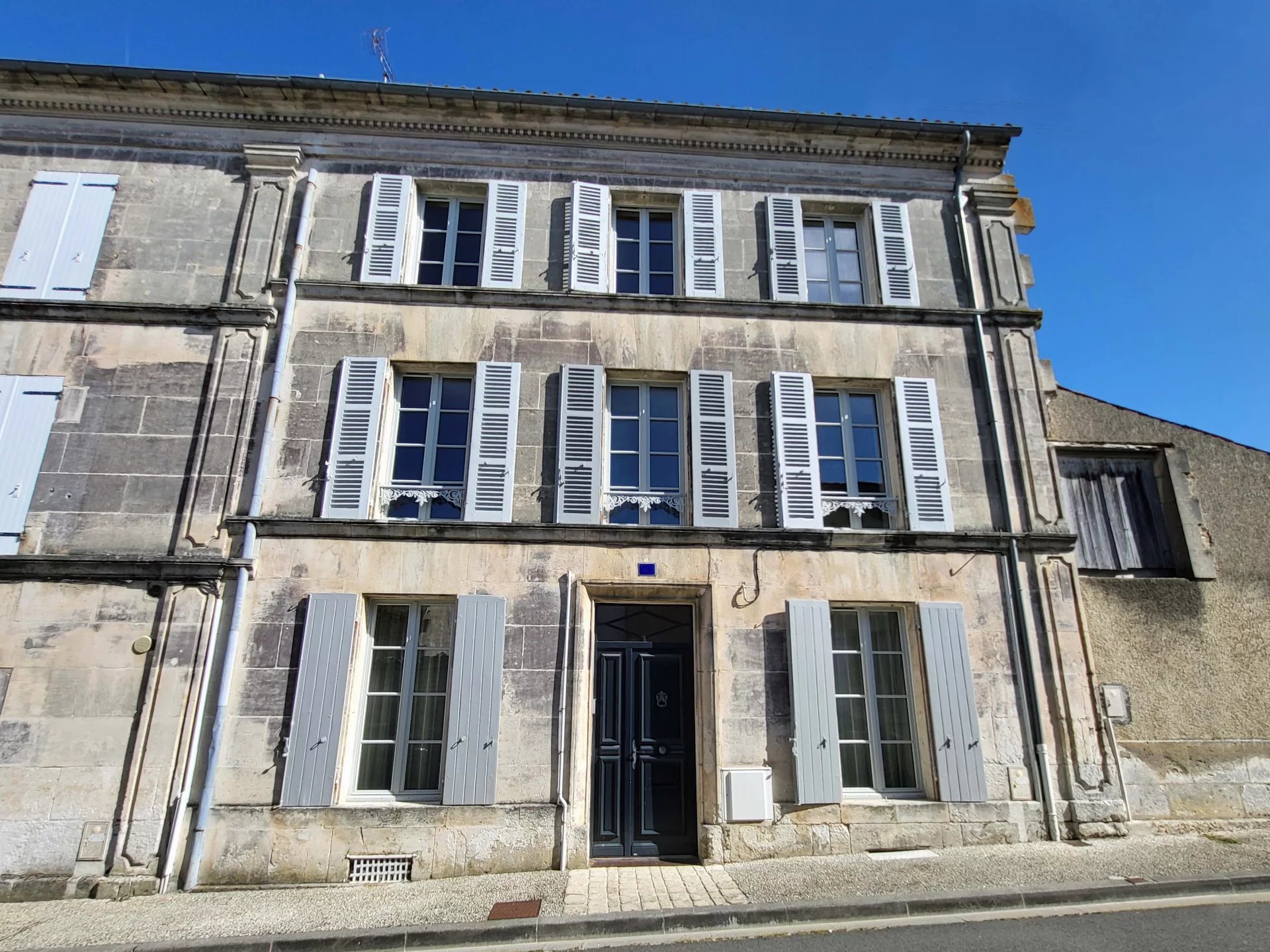 Handsome and spacious 5-bedroom townhouse in the heart of Jarnac, Poitou-Charentes – France – BVI82288