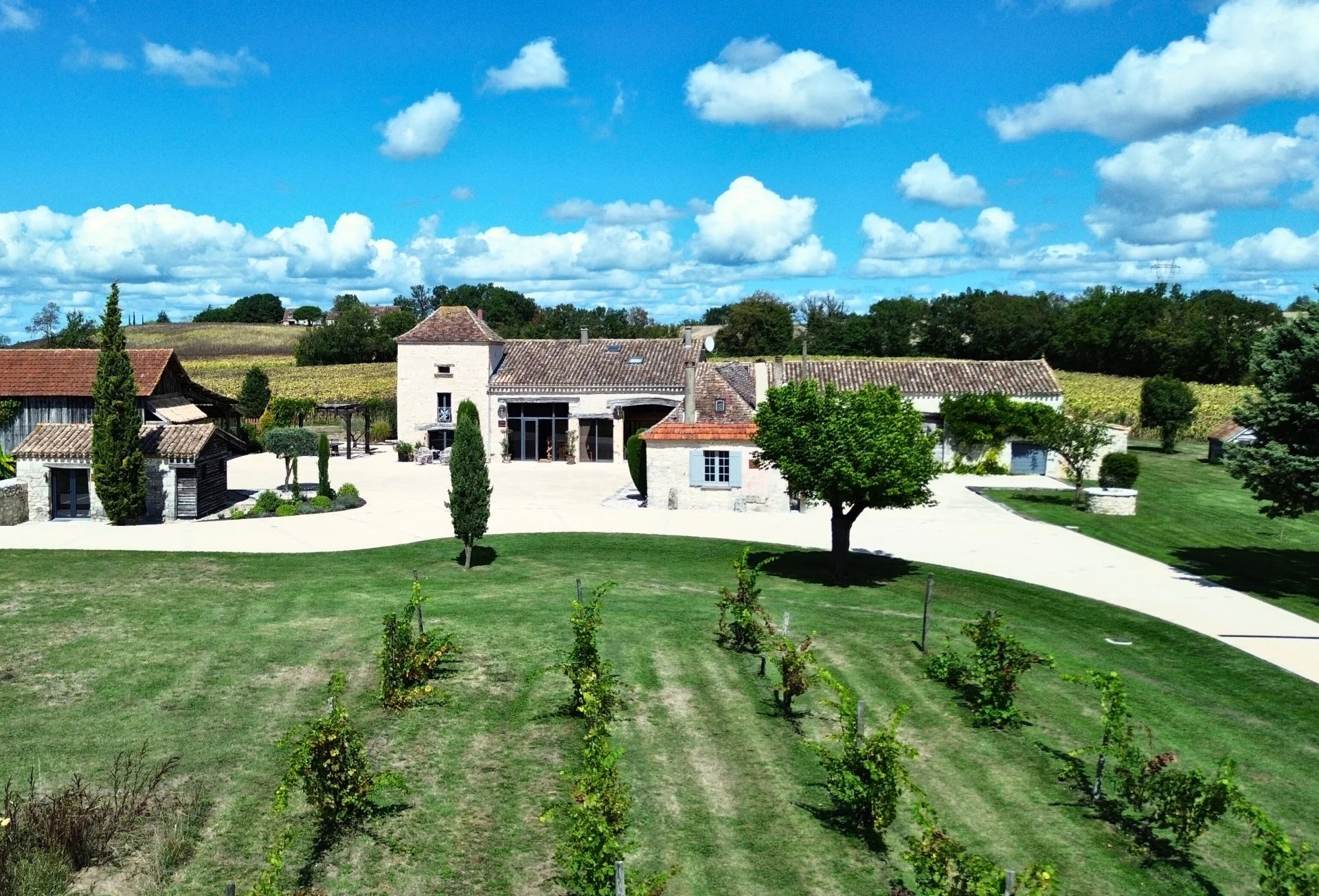 Beautifully Restored Farmhouse with Flexible Accommodation and Outbuildings, Aquitaine – France – BVI82235