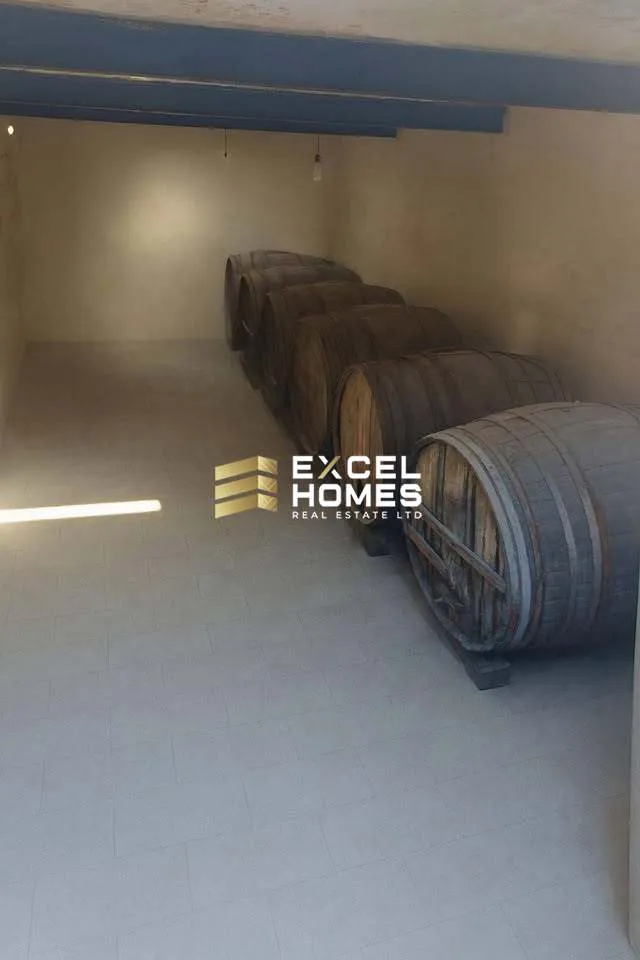 4 bedroom Farmhouse in Qormi, Malta – 64105