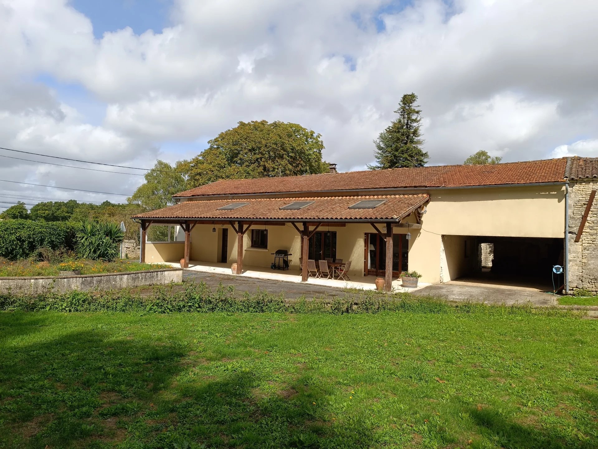 Spacious single storey property with large garden  and terrace, Poitou-Charentes – France – BVI82784