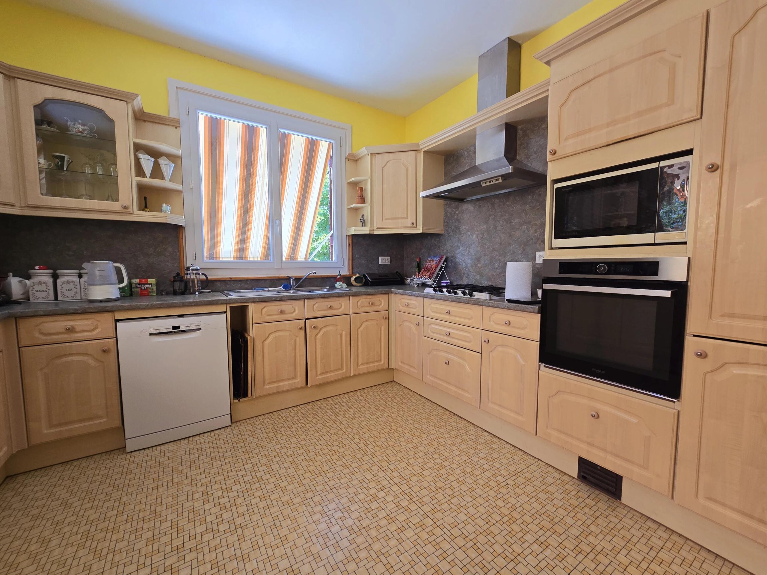 Spacious Family Home with Pool, Panoramic Views and Peaceful Setting, Aquitaine – France – BVI81244