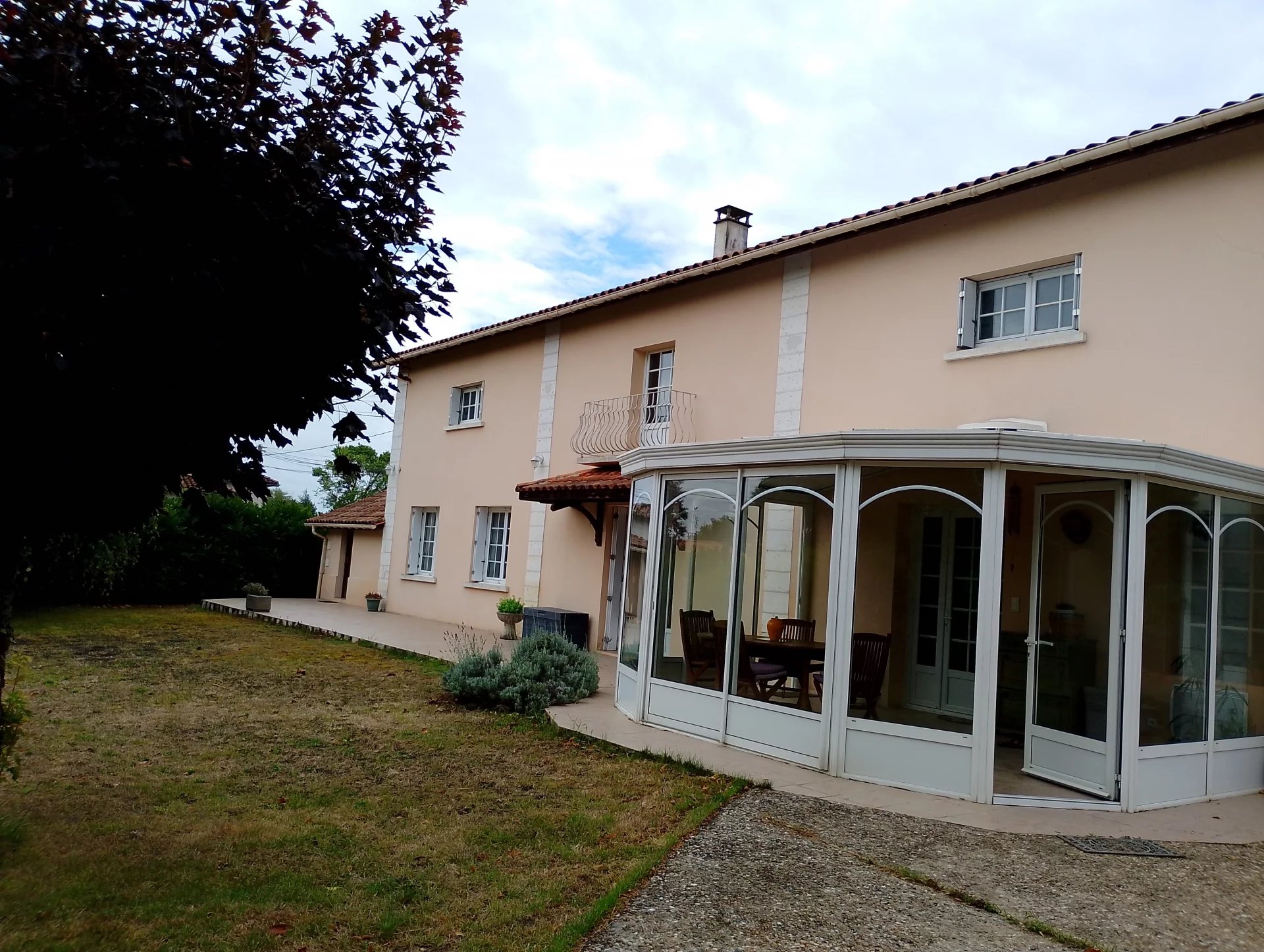 Large charentaise house with outbuildings, Poitou-Charentes – France – BVI82805