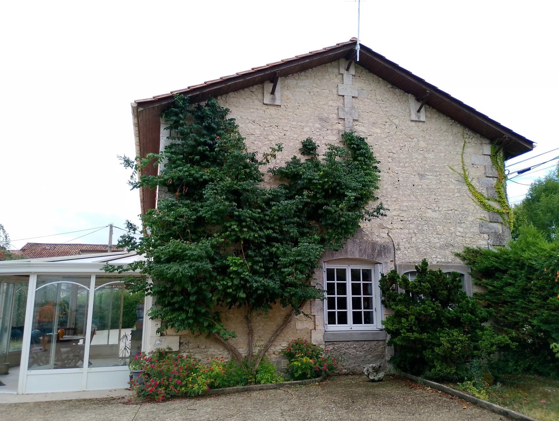 Large charentaise house with outbuildings, Poitou-Charentes – France – BVI82805