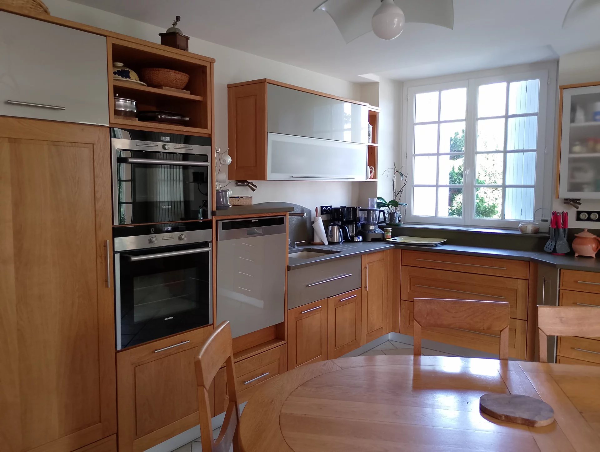 Large charentaise house with outbuildings, Poitou-Charentes – France – BVI82805