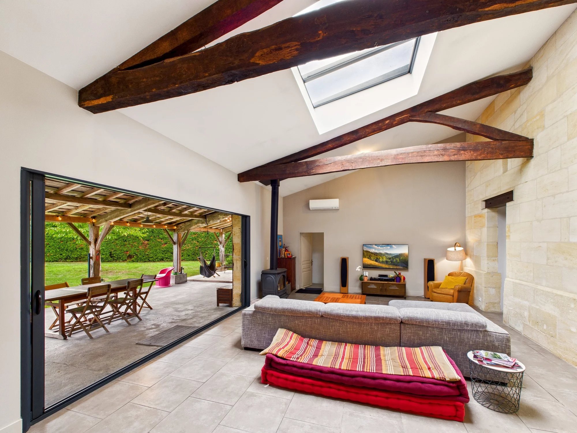 Exceptional stone Girondine house with annex, pool and garden near Bordeaux and Saint Emilion., Aquitaine – France – BVI82108