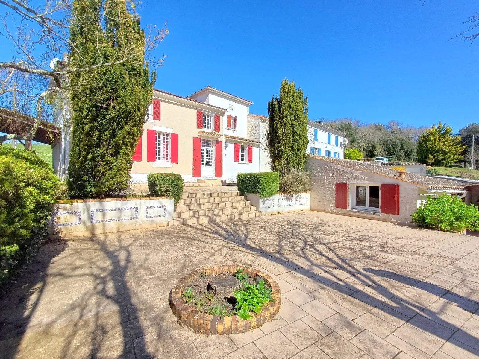 Charming Cottage with River Views, Poitou-Charentes – France – BVI82482