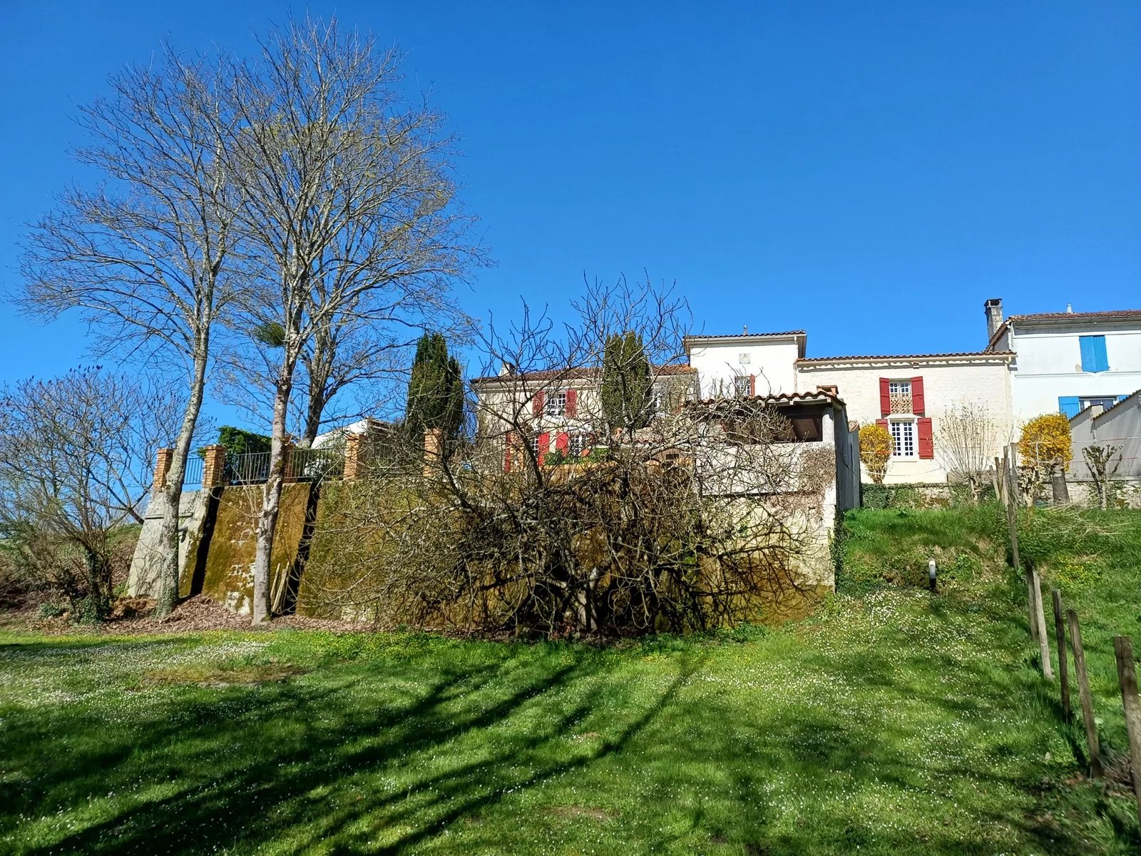 Charming Cottage with River Views, Poitou-Charentes – France – BVI82482