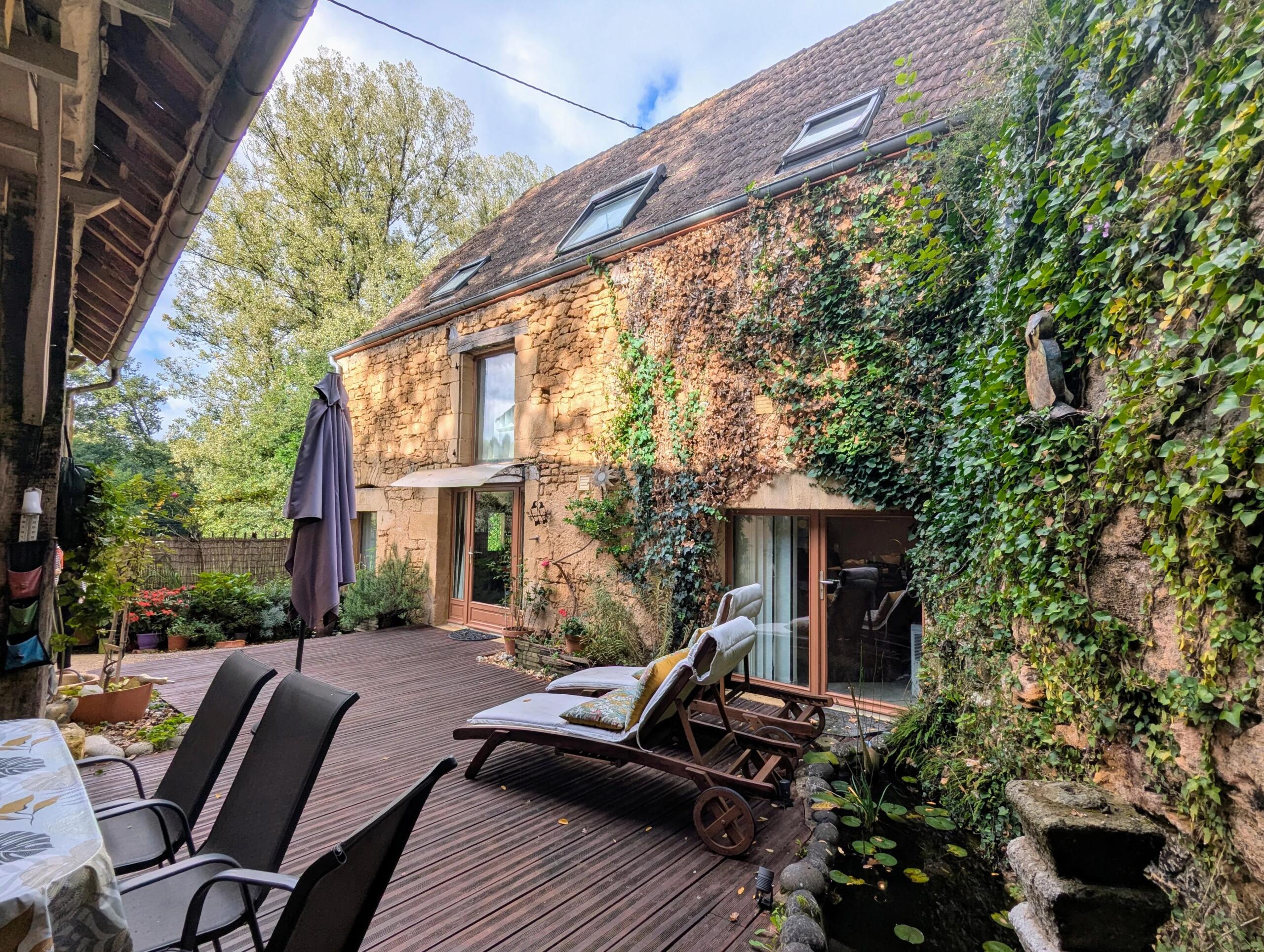 Charming 2-bed stone house with barn between Gourdon and Sarlat, Midi-Pyrénées – France – BVI82777