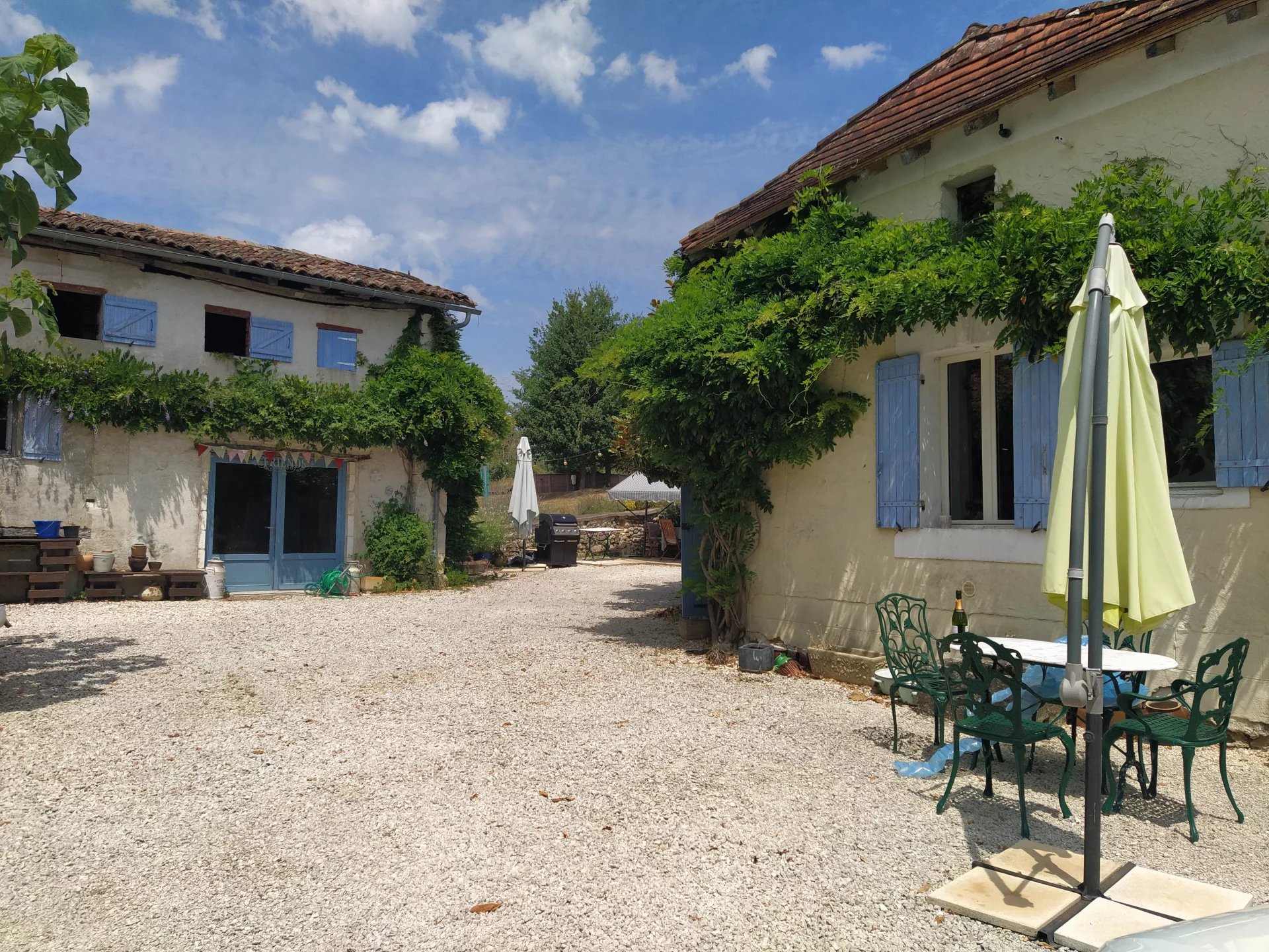 Character cottage, ensemble of buildings with potential, Aquitaine – France – BVI77610