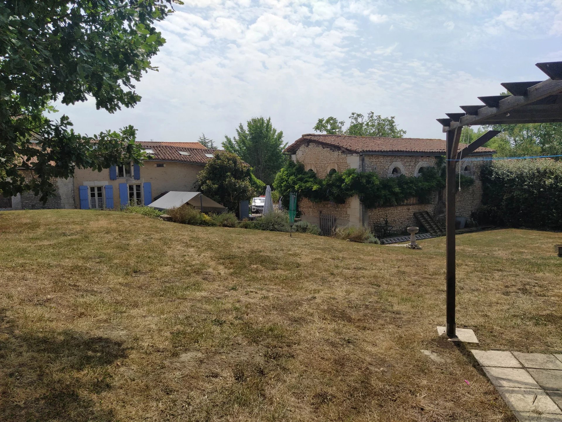 Character cottage, ensemble of buildings with potential, Aquitaine – France – BVI77610