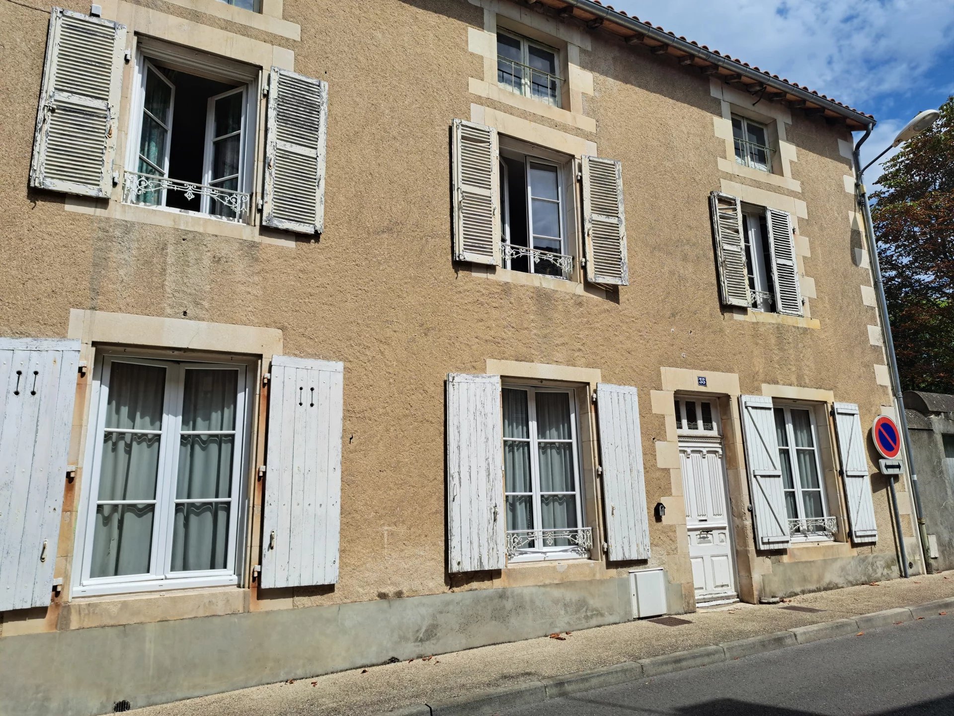 Lovely townhouse in popular town, Poitou-Charentes – France – BVI76551