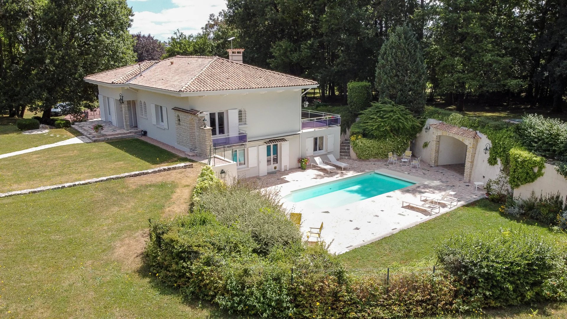 5 bedroom ‘mini-mansion’ with in-ground pool, Poitou-Charentes – France – BVI82307