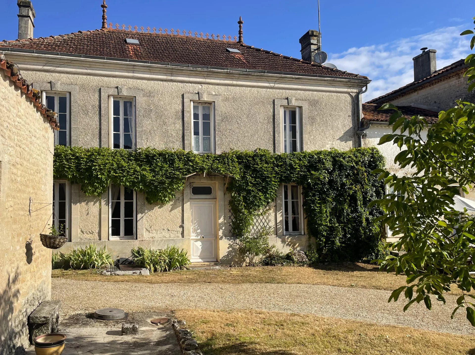 Elegant period property, Poitou-Charentes – France – BVI81994