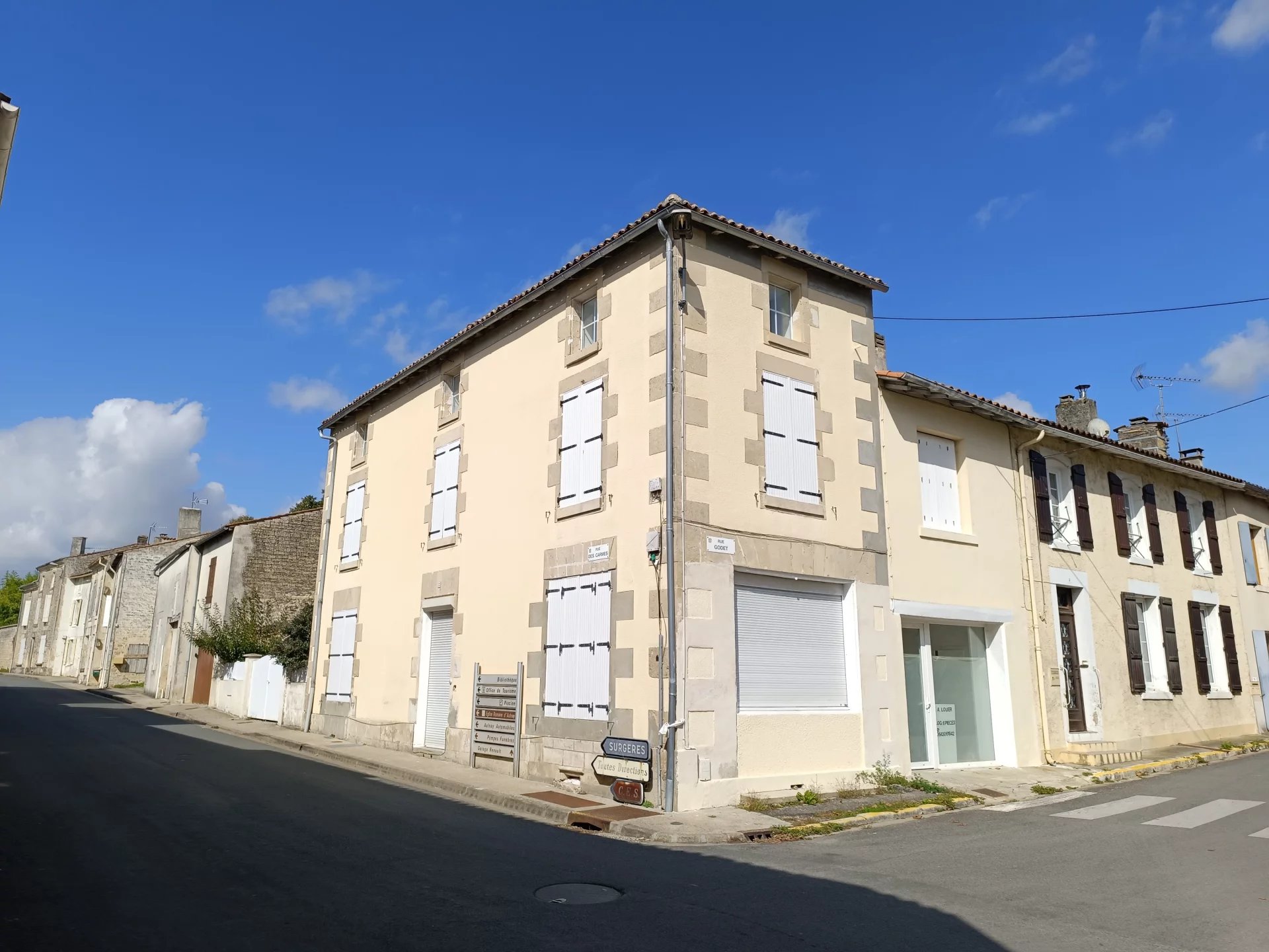 Renovated townhouse in a sought after village, Poitou-Charentes – France – BVI82154