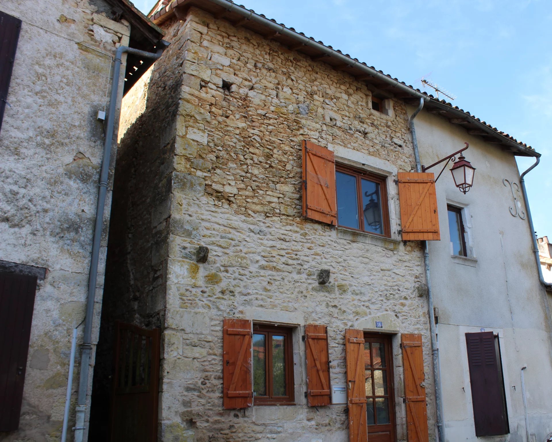 Village House to finish renovating within walking distance of amenities, Poitou-Charentes – France – BVI64399