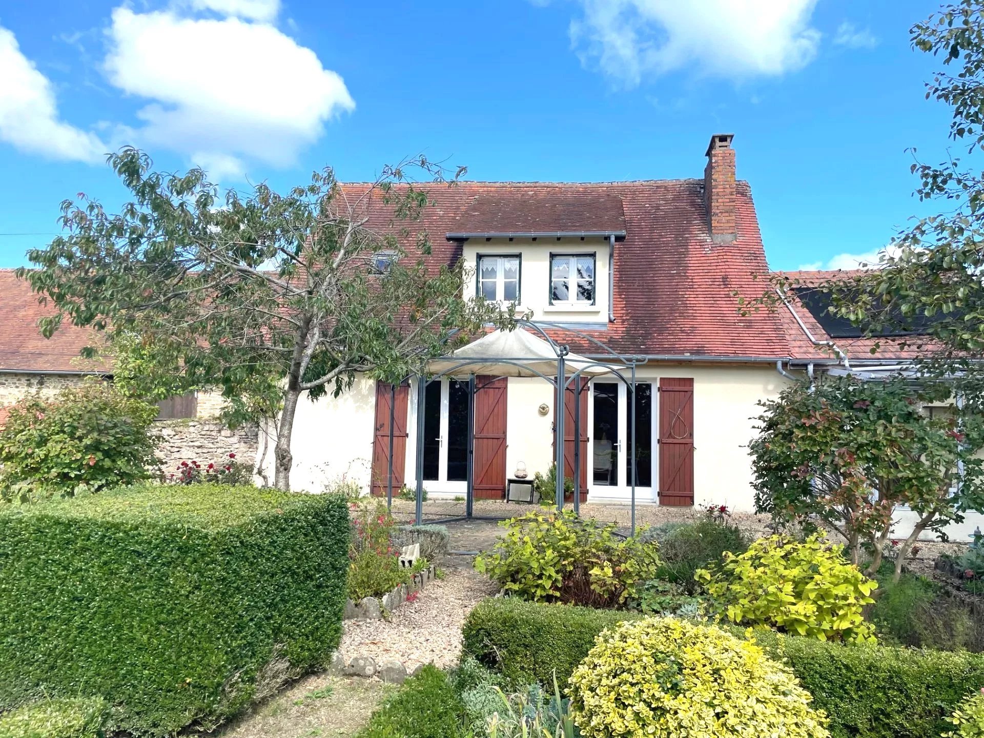 Stone cottage with pool, barn, garage and studio, Aquitaine – France – BVI83004