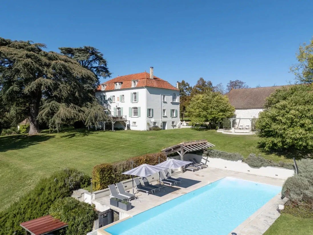 A Classic French Manor and Gîtes Overlooking the Dordogne, Aquitaine – France – BVI77446