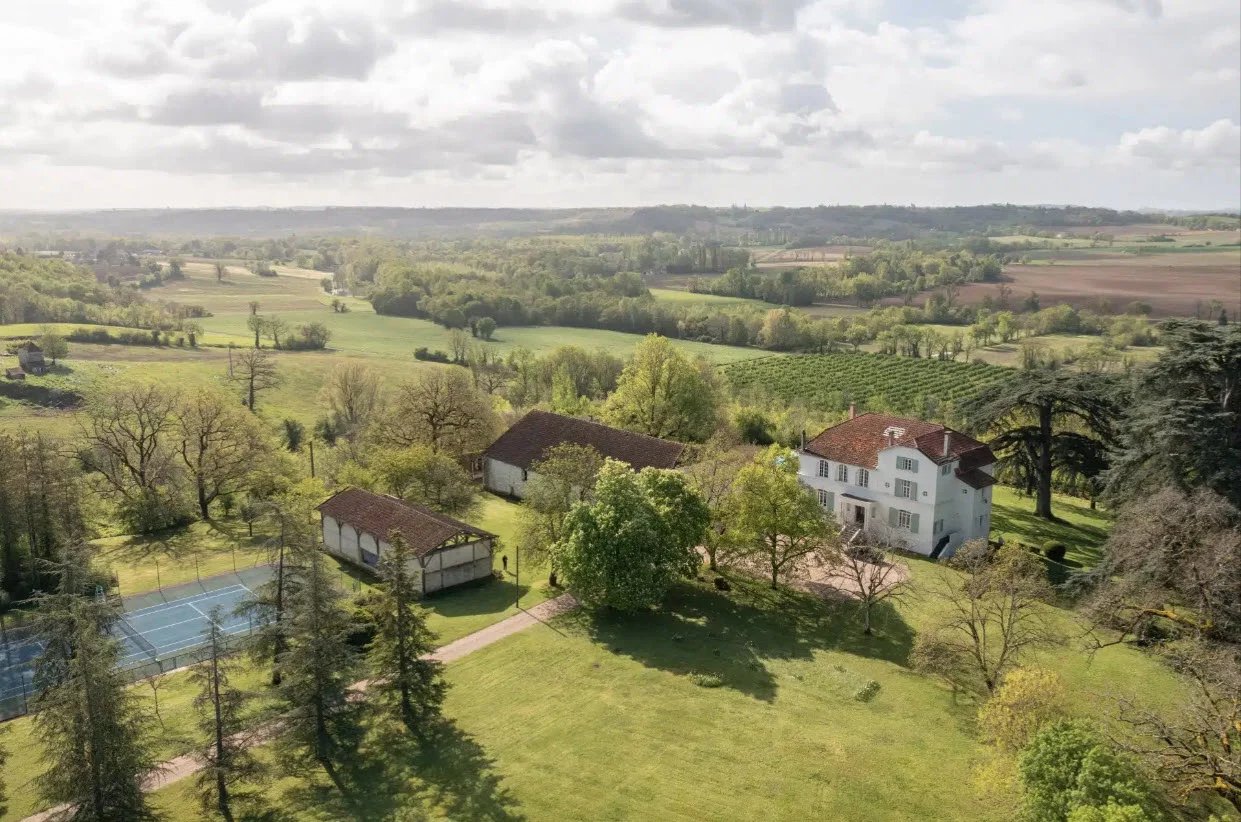 A Classic French Manor and Gîtes Overlooking the Dordogne, Aquitaine – France – BVI77446
