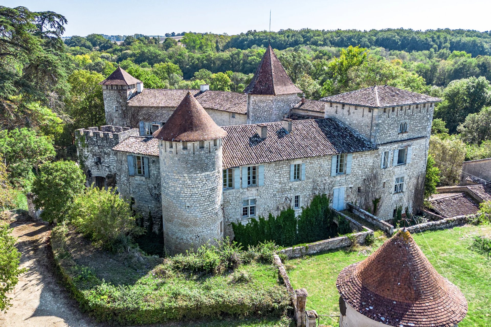 Superb medieval castle steeped in history, surrounded by over 200 hectares of grounds, Occitanie – France – BVI68228