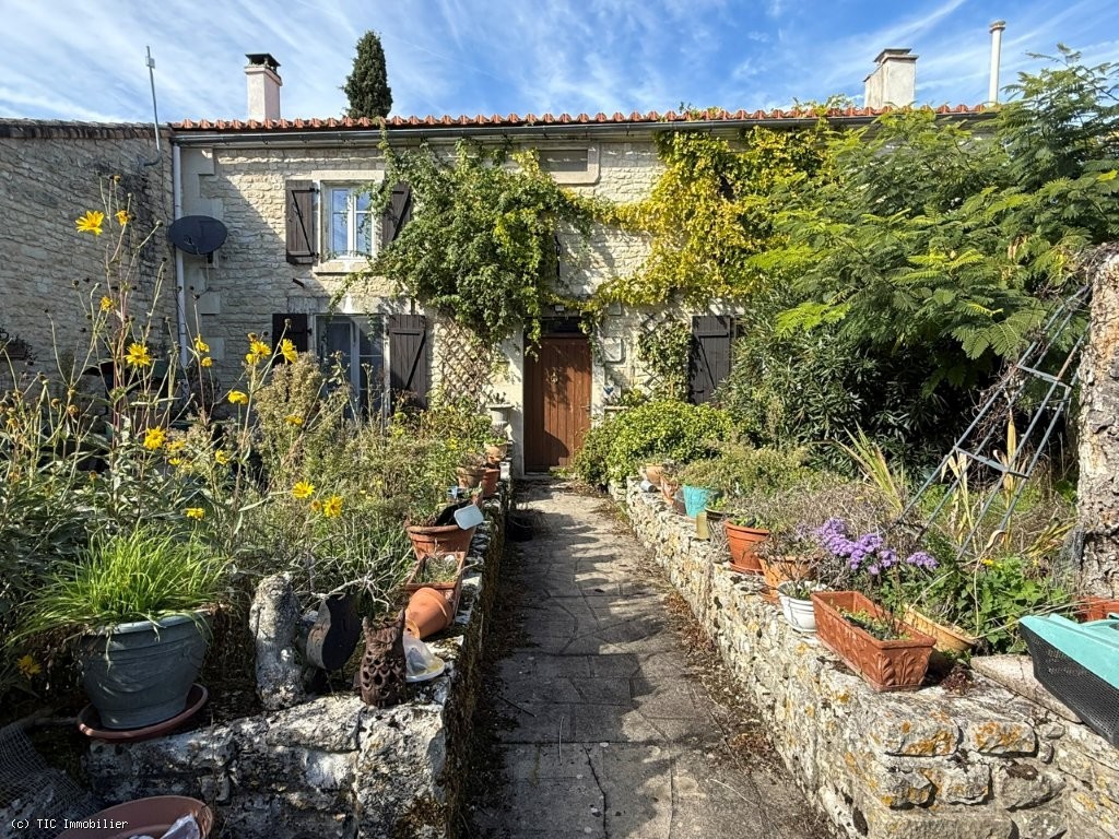 2 bedroom House in Mansle, France – r7378