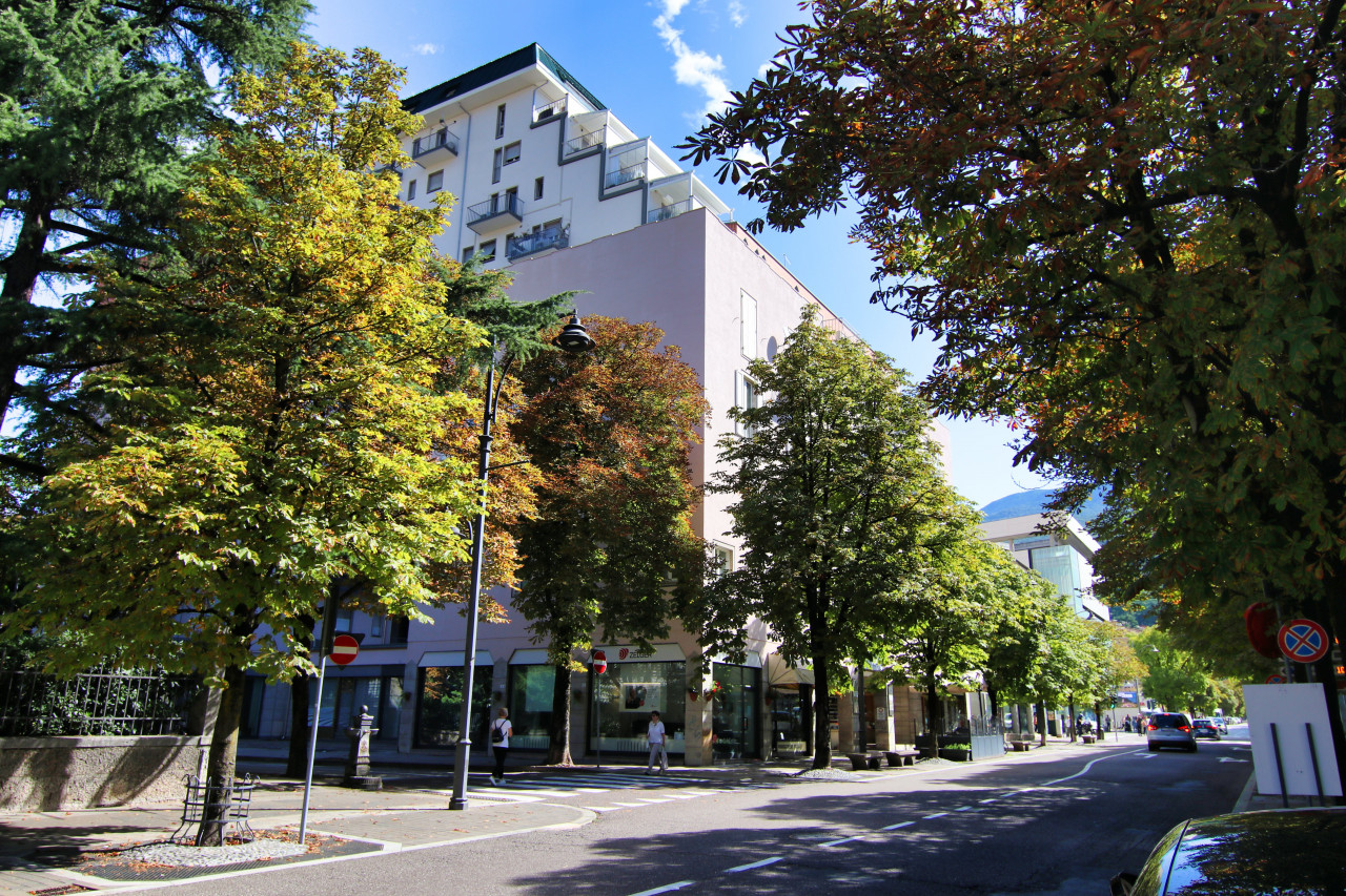 Rovereto, where the sun sets on the terrace and the story rings every evening – V003233