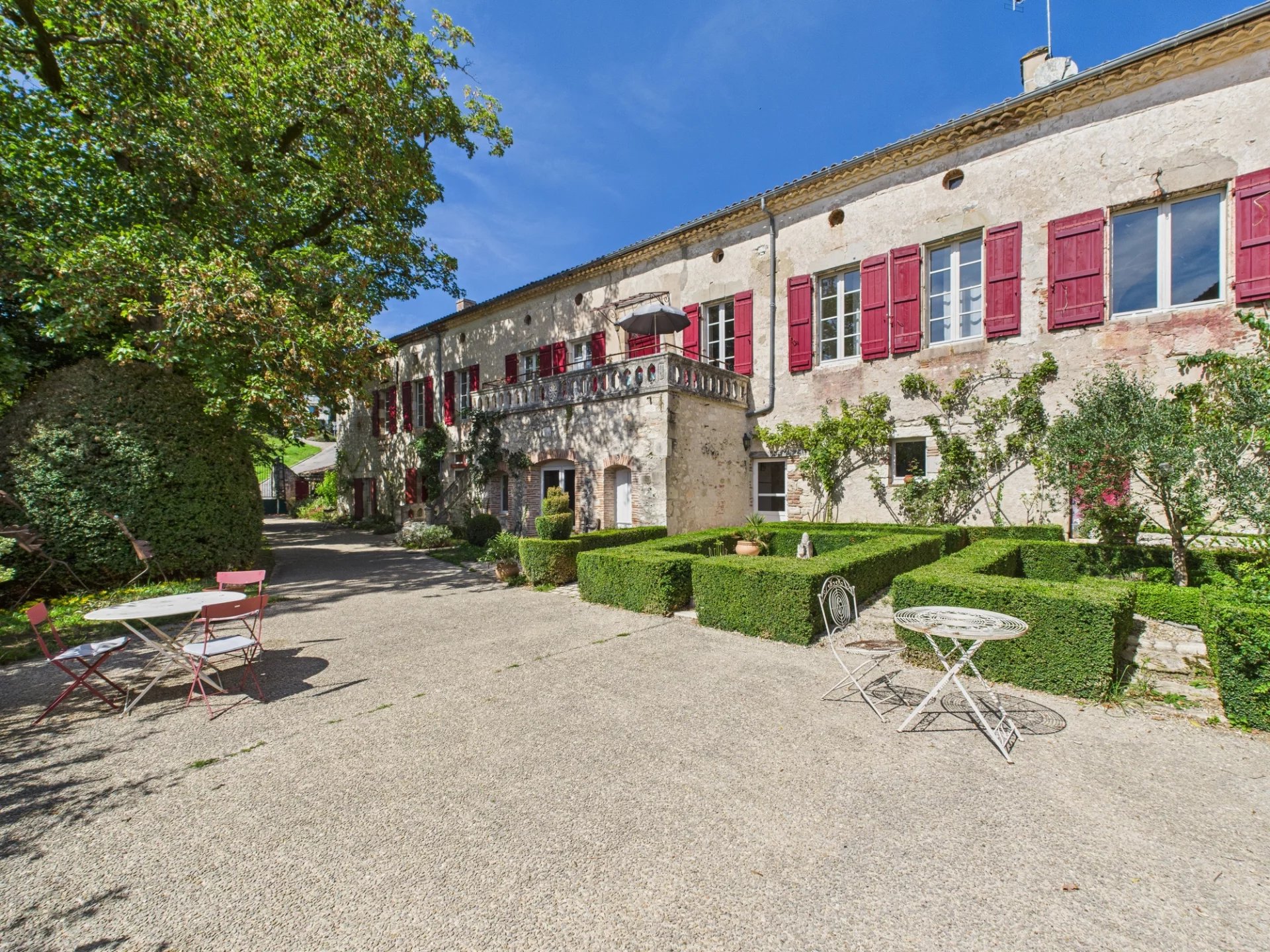 Stunning 17th century home with a pool in the heart of a medieval village, Aquitaine – France – BVI82755