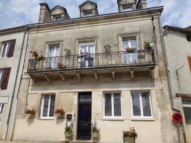 Charming 4 bedroom town house with private courtyard in the centre of Villefagnan, Poitou-Charentes – France – BVI77213