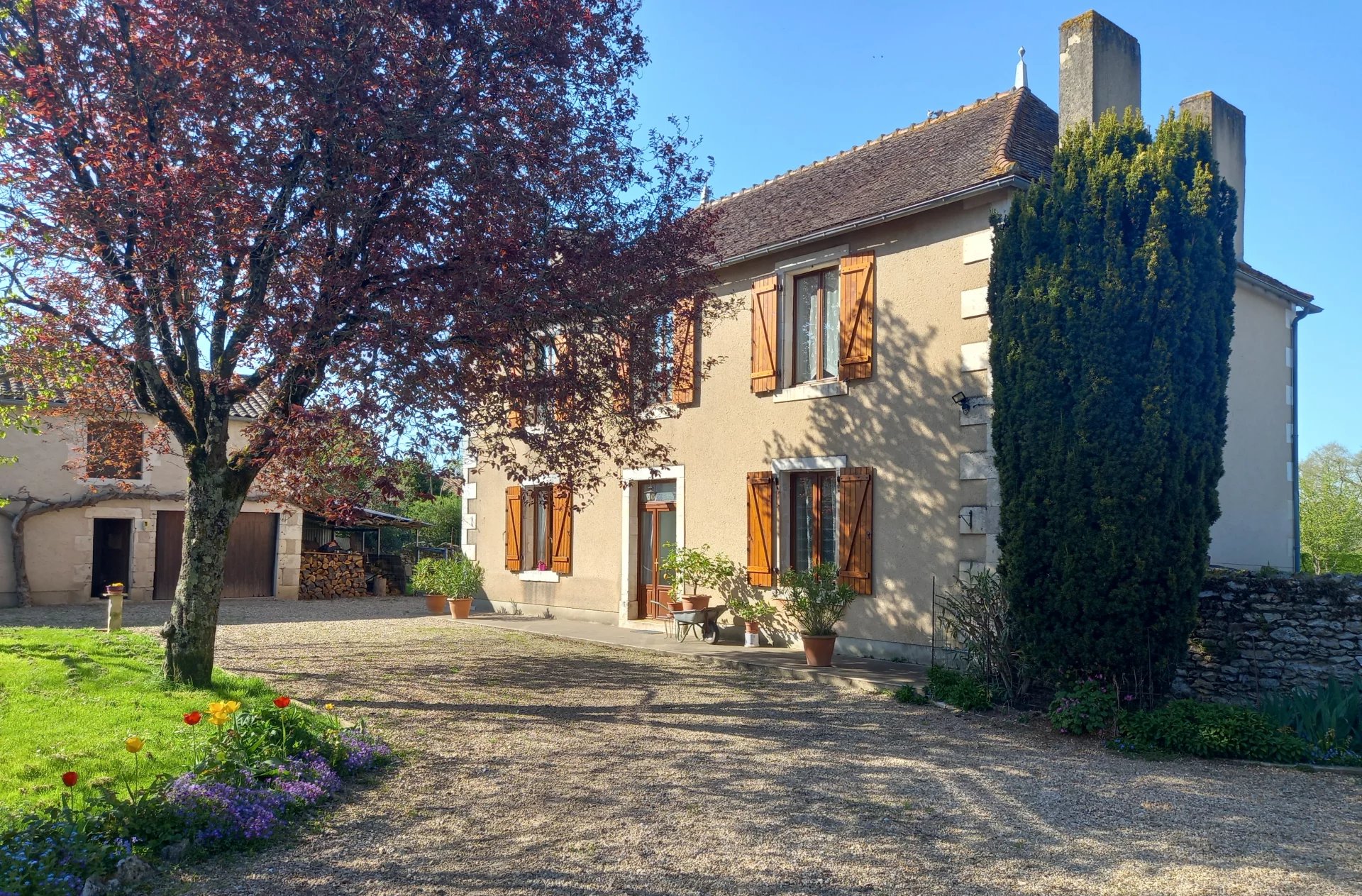 Former village vicarage – 170 m² of living space – Enclosed garden, outbuilding and charm, Poitou-Charentes – France – BVI82999
