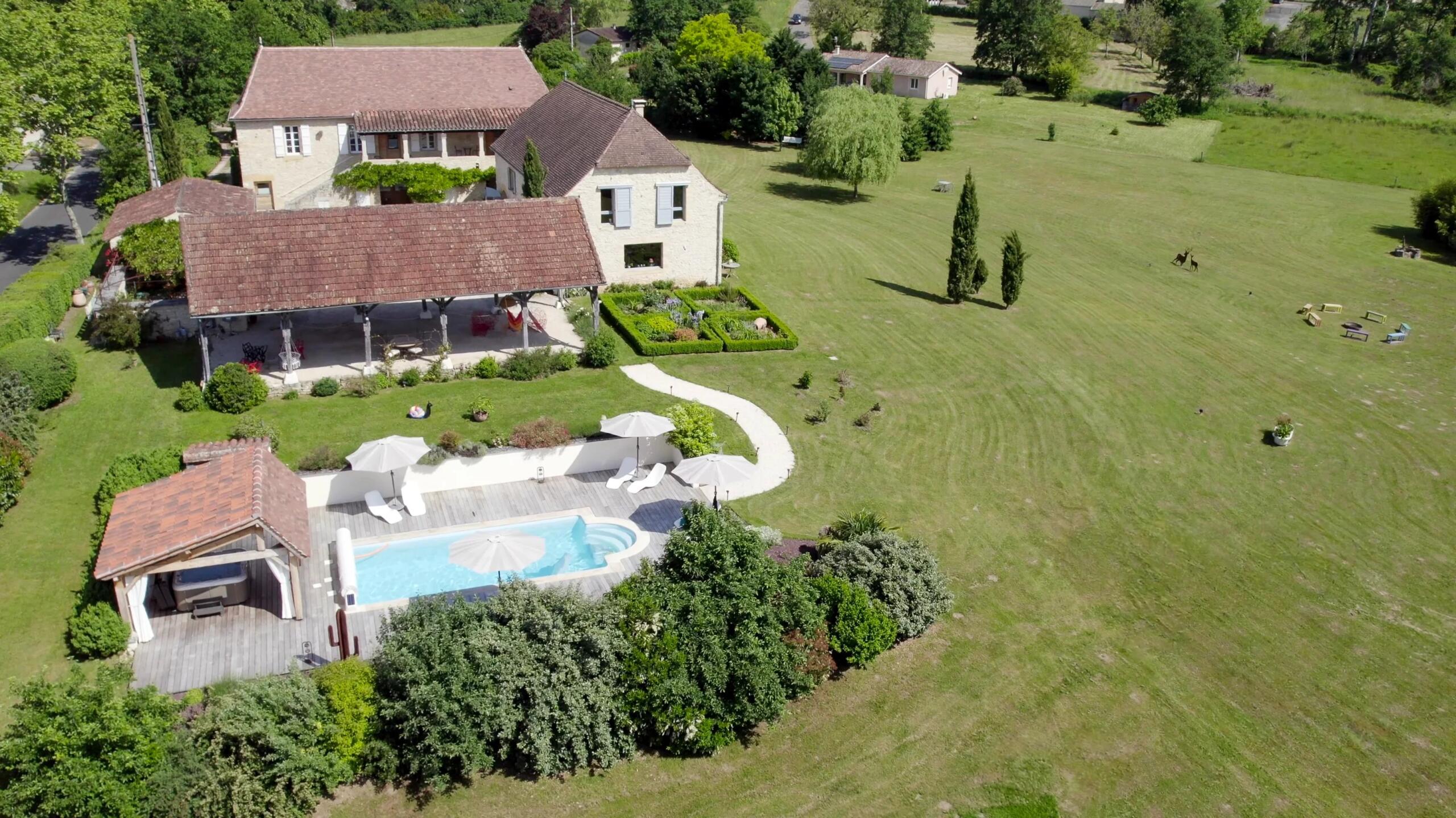 Exceptional home with 3 Guest Accommodations and a Pool– A Refined Country Retreat, Midi-Pyrénées – France – BVI75697
