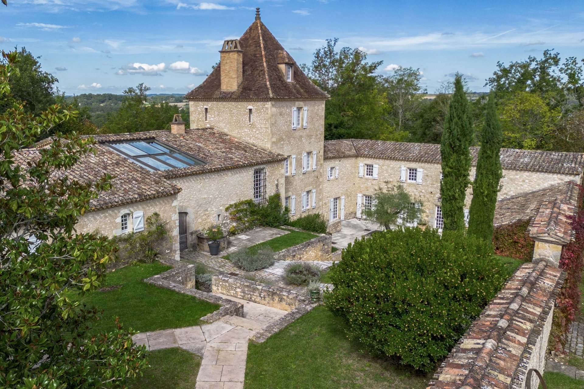 Beautiful estate with guest accommodation and swimming pools nestled in a unique environement, Aquitaine – France – BVI76604