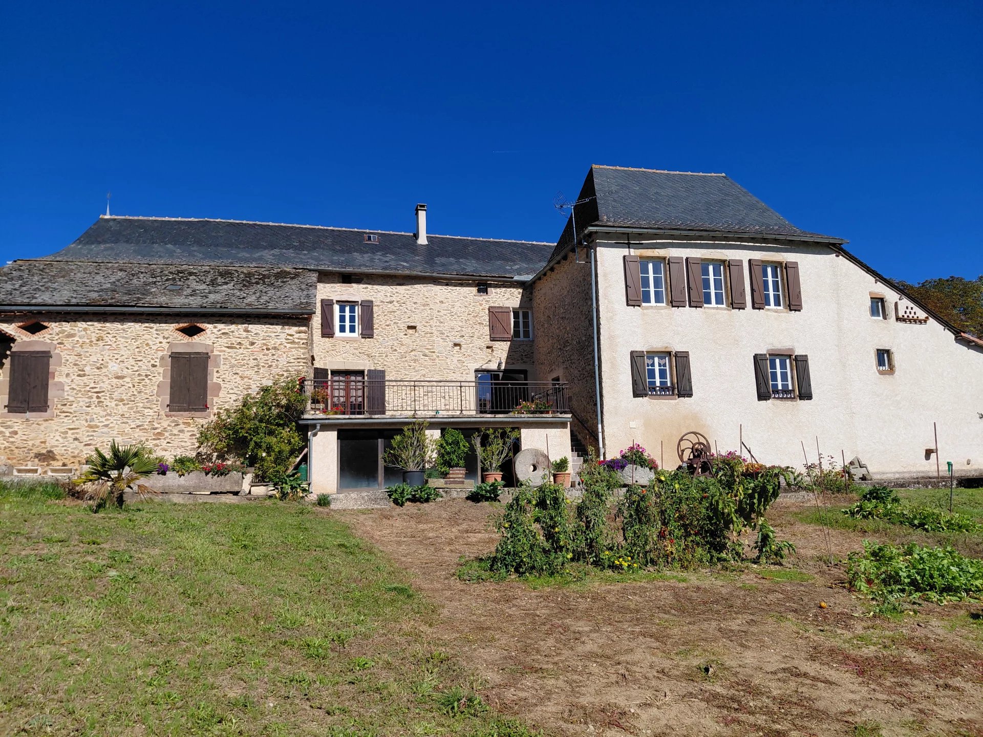 Farm complex: large house with lots of outbuildings and over 8 acres, Midi-Pyrénées – France – BVI82585