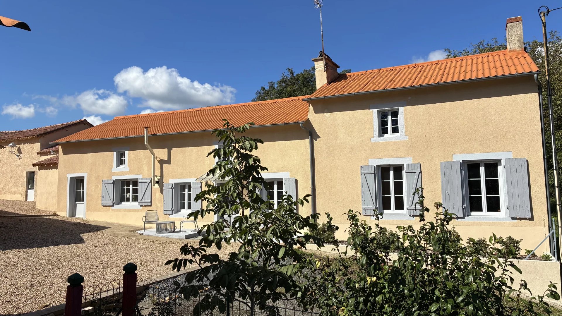 Large Country property with potential for wedding venues, Poitou-Charentes – France – BVI81850
