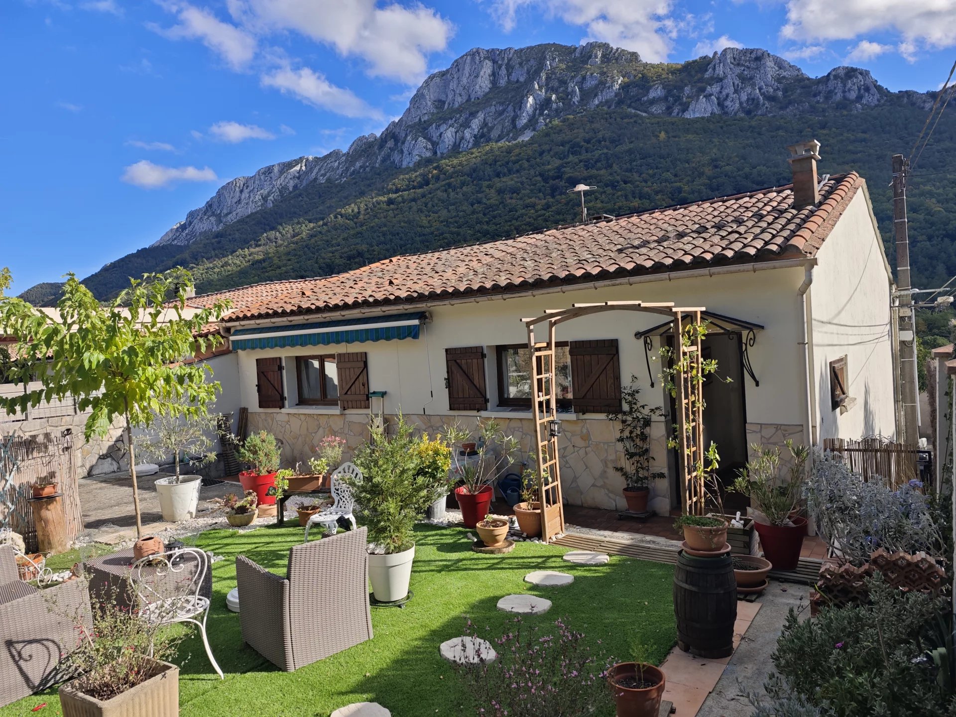 3 bedroomed village house with garden and superb views, Languedoc-Roussillon – France – BVI82897