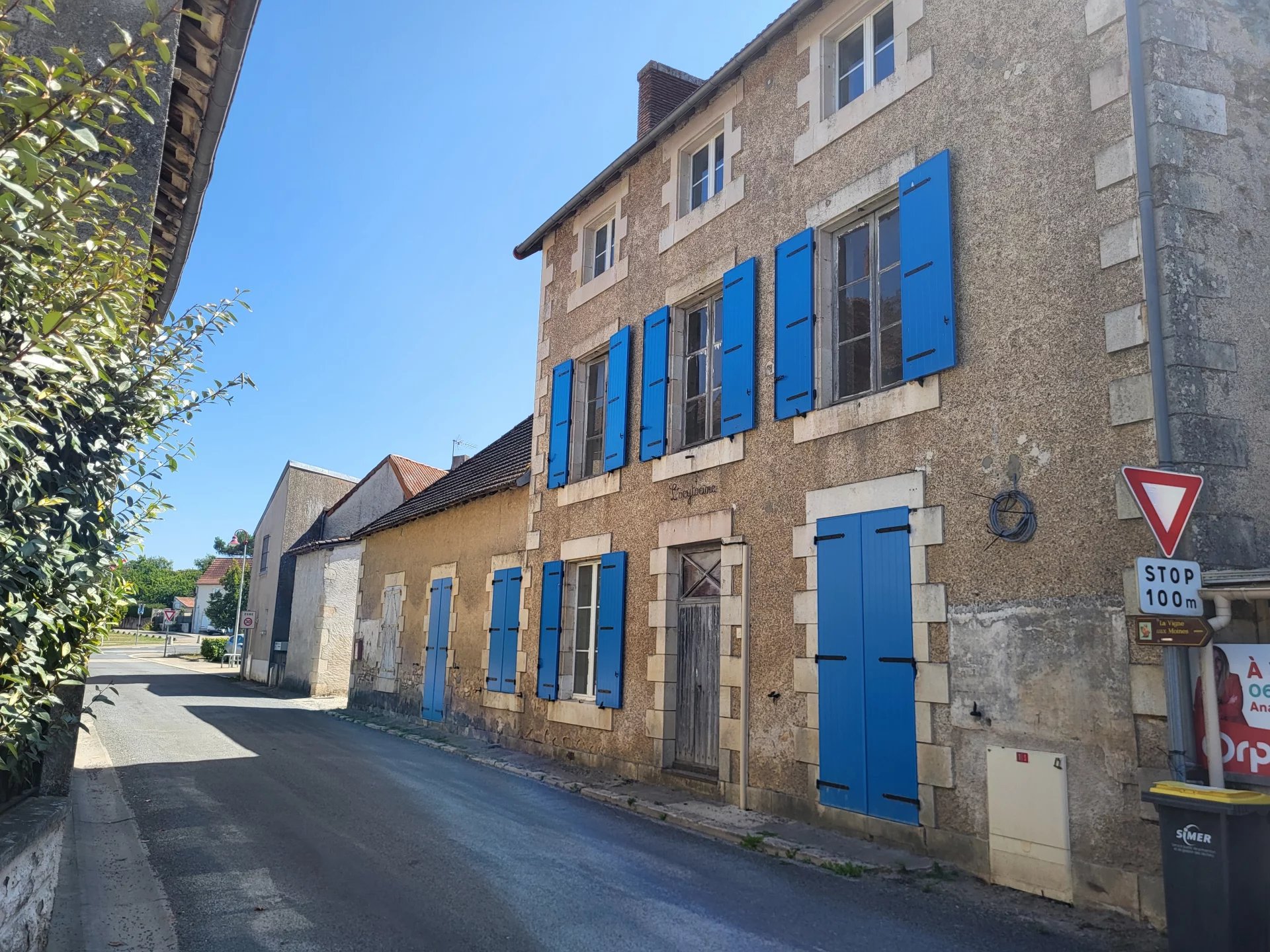 Former schoolhouse requiring renovation, Poitou-Charentes – France – BVI81851