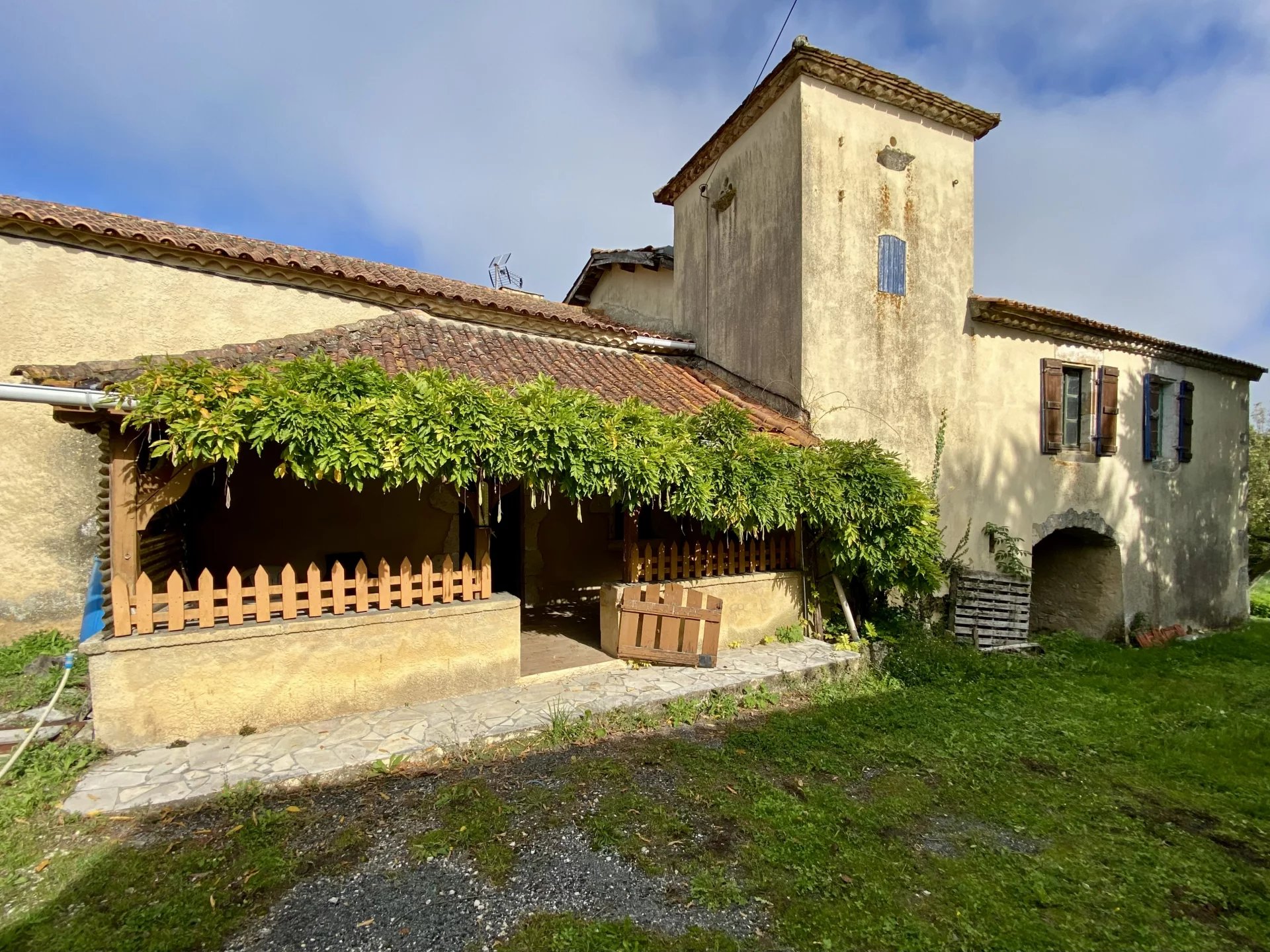 Charming stone farmhouse to renovate near Monpazier, Aquitaine – France – BVI83041