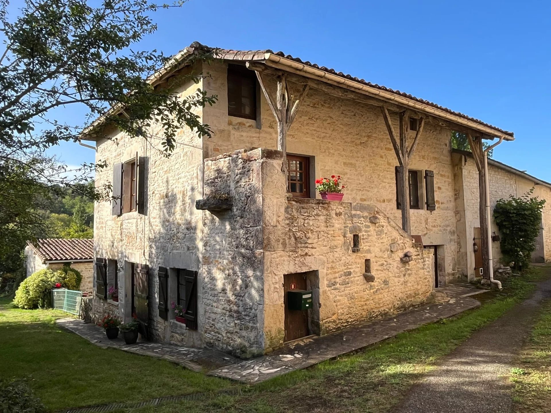 Pretty stone cottage, Poitou-Charentes – France – BVI78592
