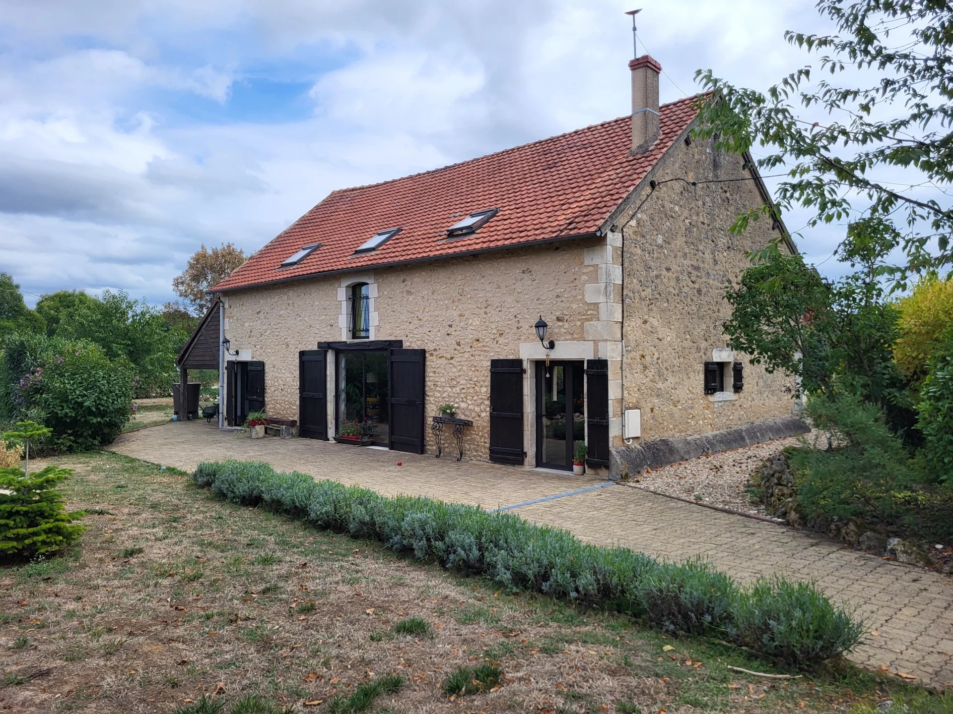 Immaculate four bedroom cottage with views over open countryside, Poitou-Charentes – France – BVI82580
