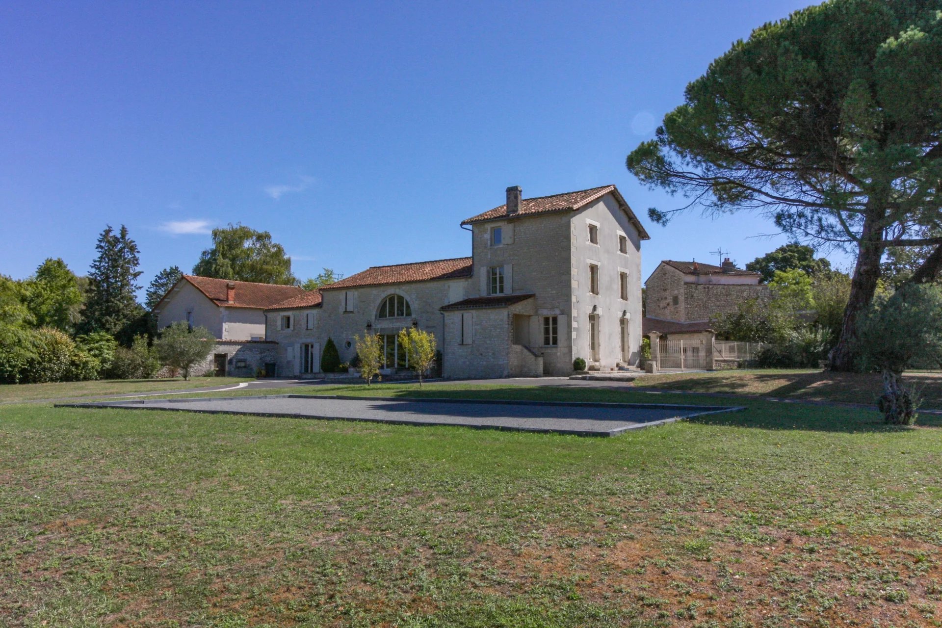 Spacious detached house with large garden, guest cottage and plunge pool in centre of town, Aquitaine – France – BVI83105