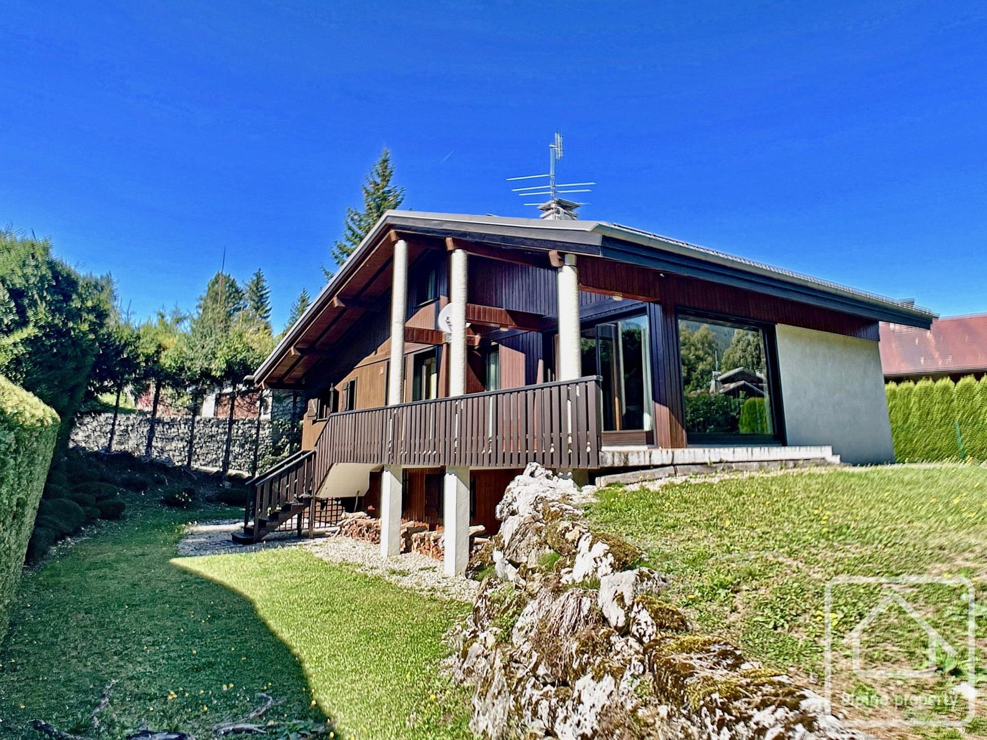 Spacious Chalet Divided Into 2 Apartments, With A Double Garage. – CHALETSERVERAY