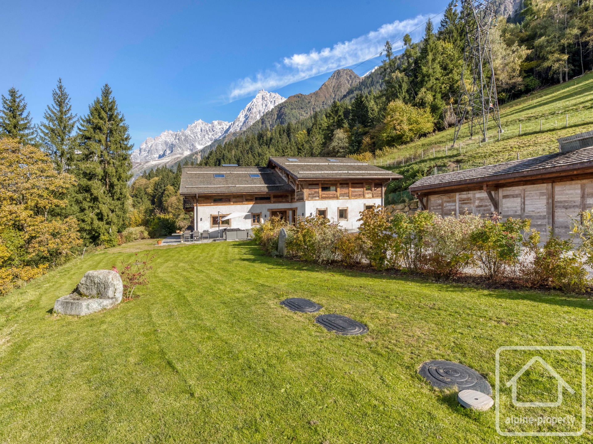 Spectacular Farmhouse On Large Private Land Plot, 5 Bedrooms, Panoramic Mountain Views, Close To Ski Lifts & Geneva – FERMEDELASOURCE