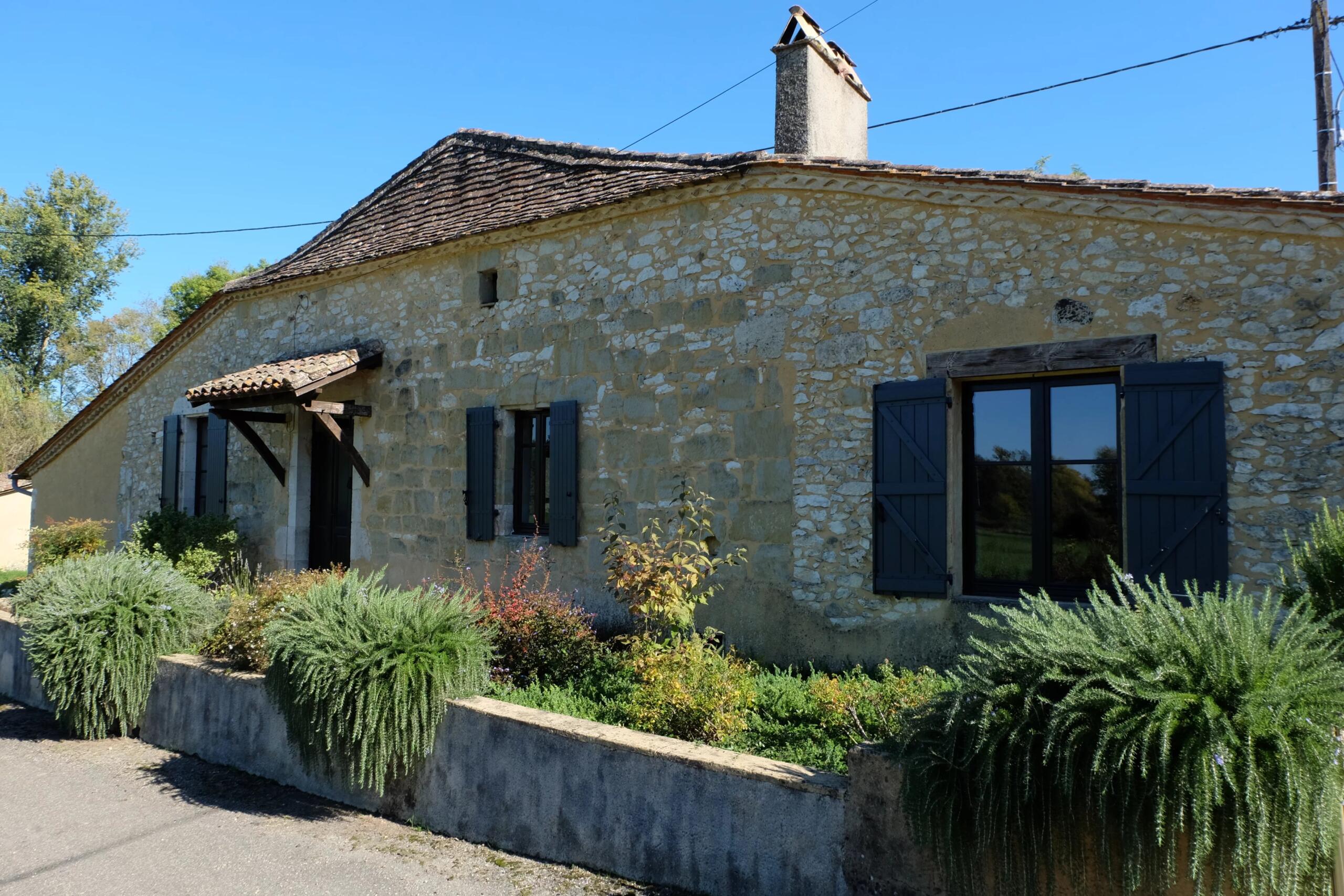 Delightful countryside cottage with a delight terrace and garden, Aquitaine – France – BVI82247