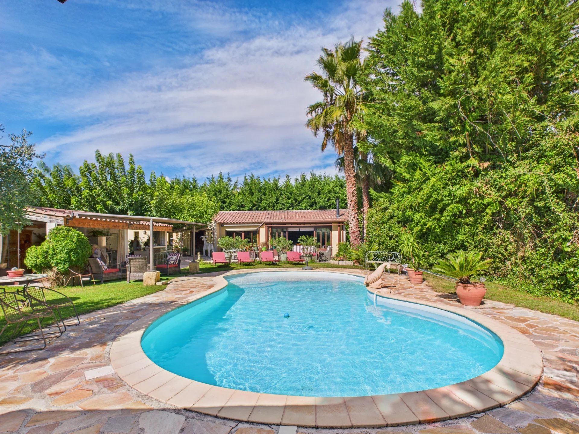 Magnificent villa in Salon-de-Provence with swimming pool and outbuildings, Provence-Alpes-Côte d’Azur – France – BVI82945