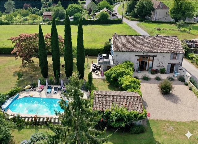 Immaculately presented 6-bed converted stone barn with heated salt pool and vineyard views, Aquitaine – France – BVI80506