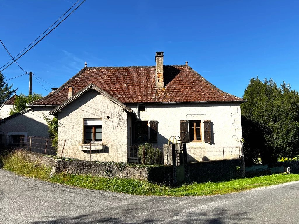 Stone village house to restore with two barns and land – Vallée du Célé, Midi-Pyrénées – France – BVI80382