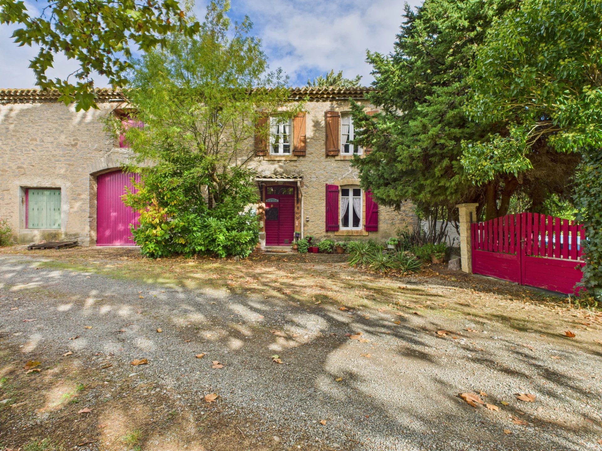 Marseillette: Traditional vineyard property offering 5 bedrooms, 4 bathrooms, gardens and garage, Languedoc-Roussillon – France – BVI81956