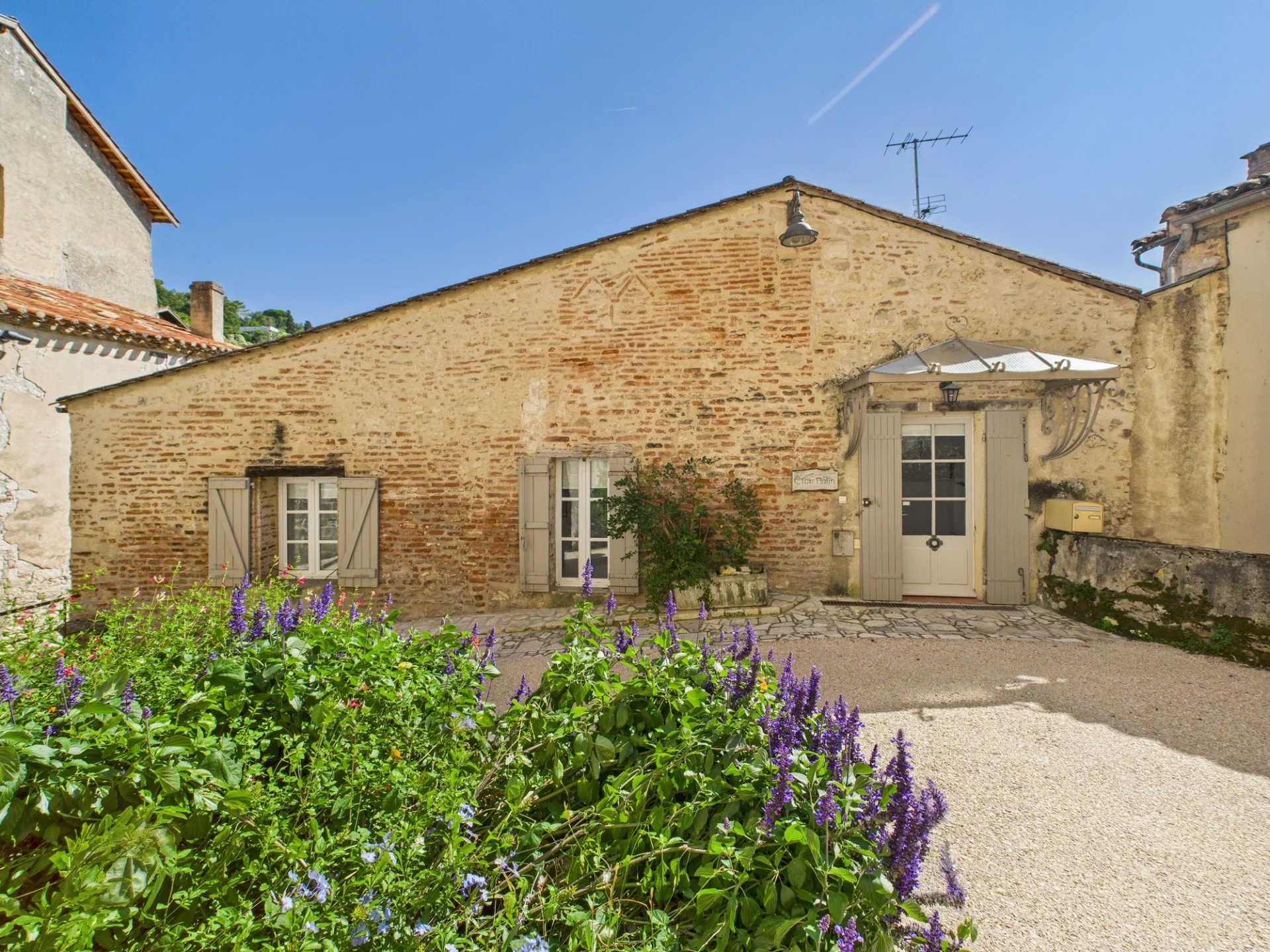 Lovely village house with courtyard in the heart of the medieval town of Penne d’Agenais, Aquitaine – France – BVI64731