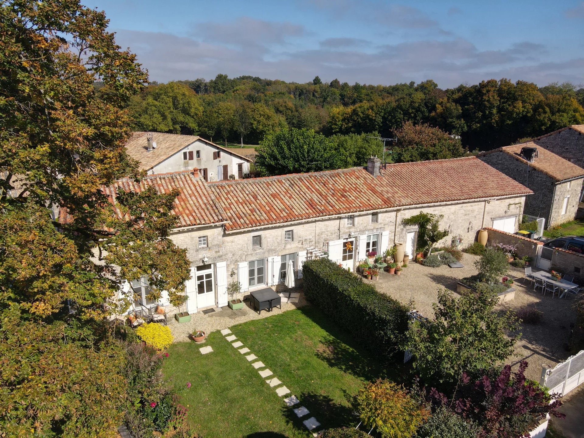 Character 2-bedroom stone house and attached 2 bedroom guest cottage, Poitou-Charentes – France – BVI82797