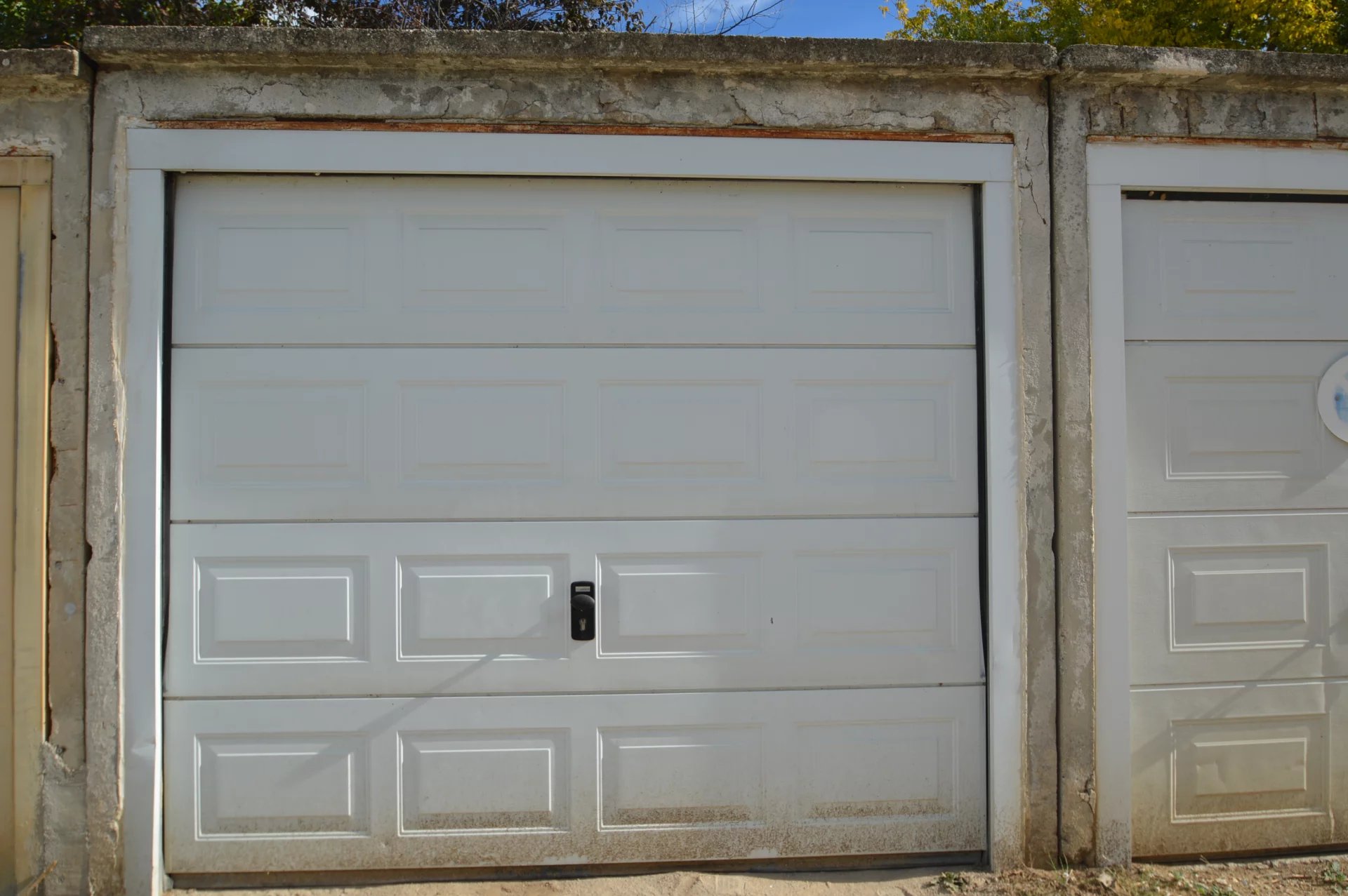 Aix-en-Provence – Garage for sale in Luynes, Provence-Alpes-Côte d’Azur – France – BVI83215