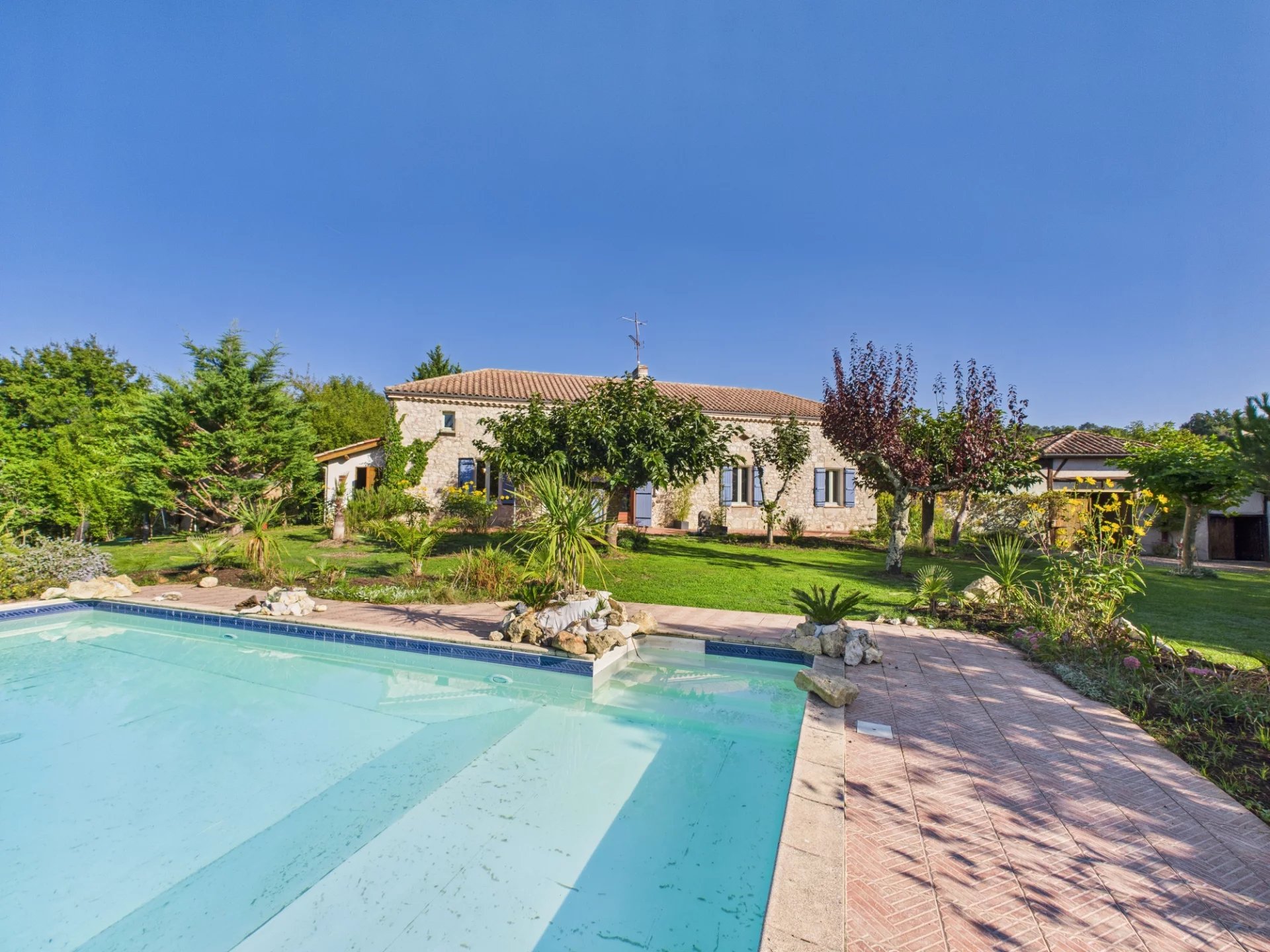 Charming house with swimming pool and a view close to Penne d’Agenais, Aquitaine – France – BVI82701