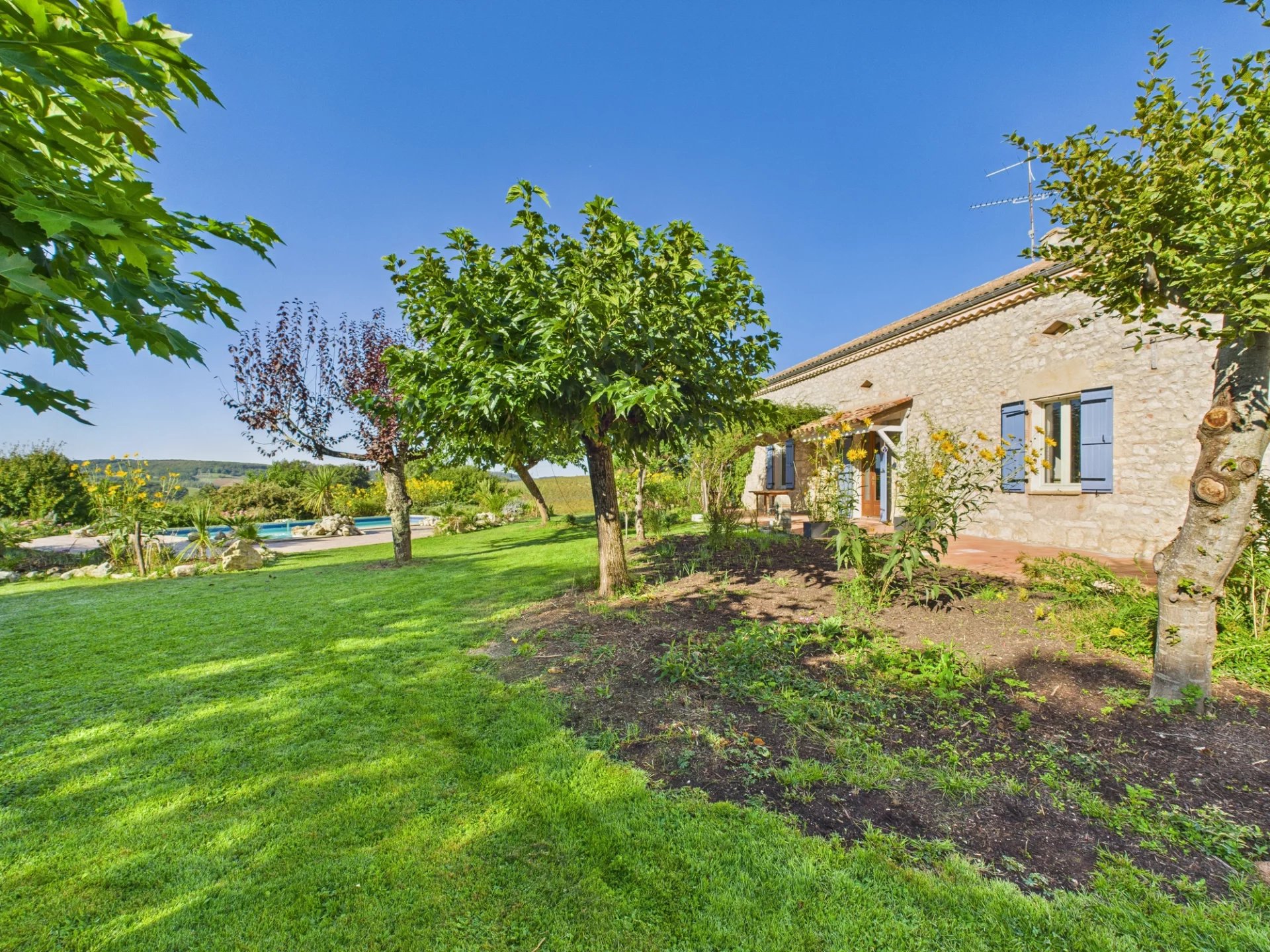 Charming house with swimming pool and a view close to Penne d’Agenais, Aquitaine – France – BVI82701